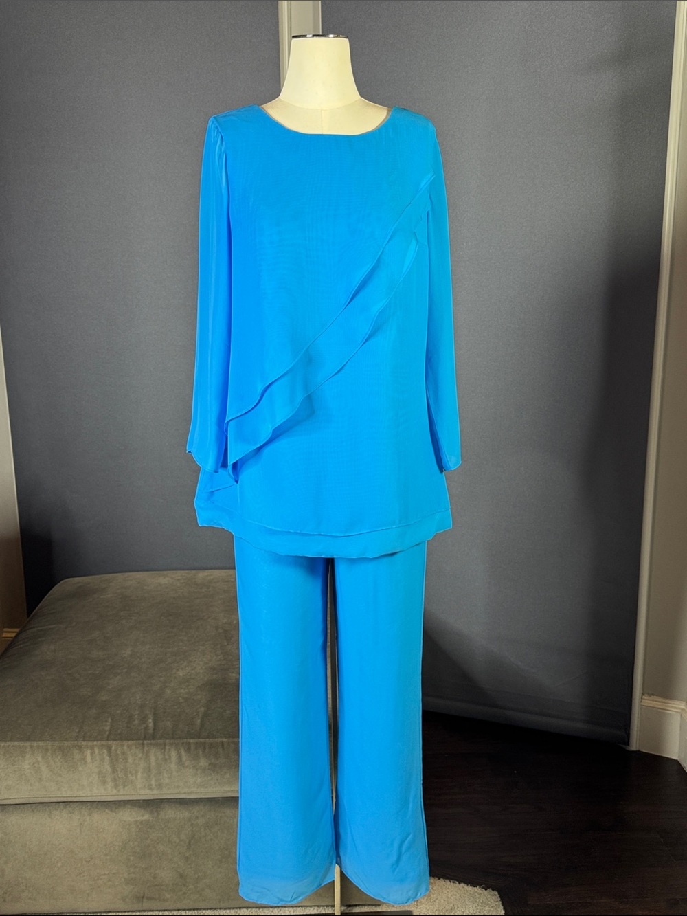 Woman’s Blue Two Piece Ruffled Blouse & Wide-Leg  Formal Pants Set Size 8 NWOT